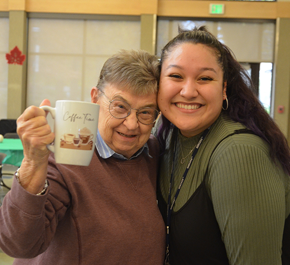 子どもたちのために並べられた食事